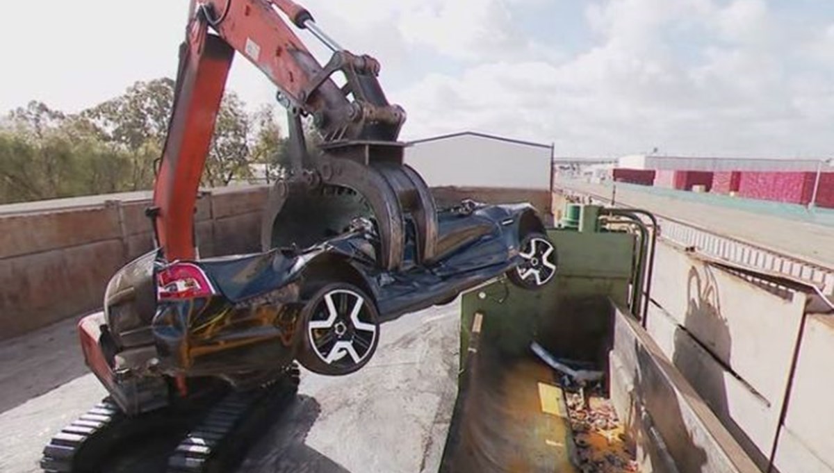 Avustralya'da hız sınırını aşan kişinin aracı parçalandı Avustralya'da hız sınırını aşan kişinin aracı parçalandı