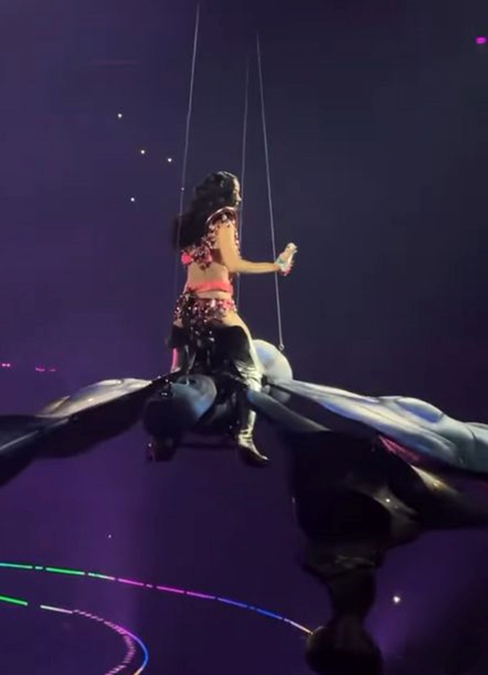 Katy Perry konserinde korkutan anlar: Düşme tehlikesi atlattı - 6