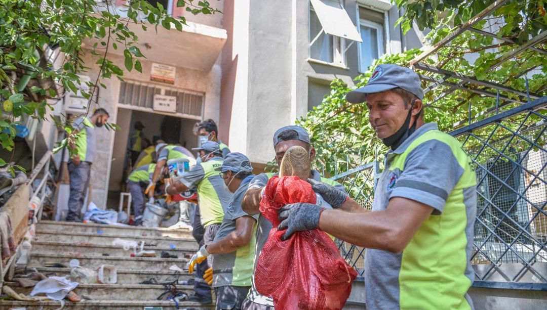 Kötü koku tüm mahalleyi sardı! 4 katlı binadan 6 kamyon çöp çıktı