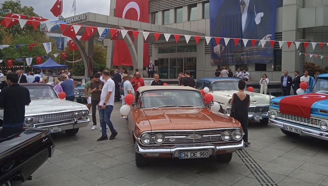 Kadıköy'de klasik otomobillerden 30 Ağustos konvoyu