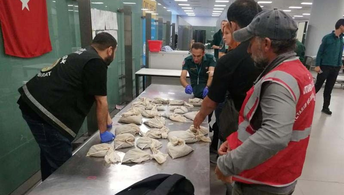 Şüphe üzerine durduruldu: Valizinden sülükler fışkırdı Şüphe üzerine durduruldu: Valizinden sülükler fışkırdı