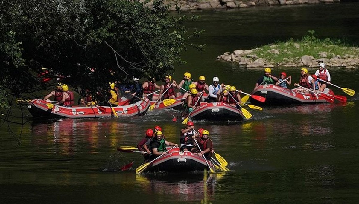 Düzce'de maceraseverler sıcakta rafting yaparak serinliyor