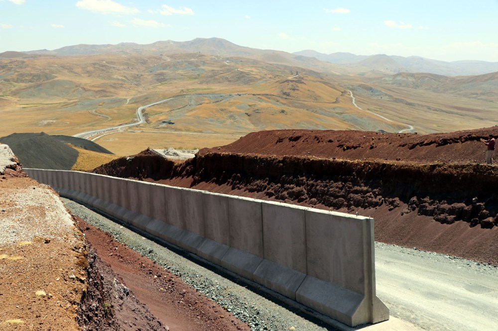 İran sınırında kaçak geçişleri engellemek için beton duvar örülüyor - 7