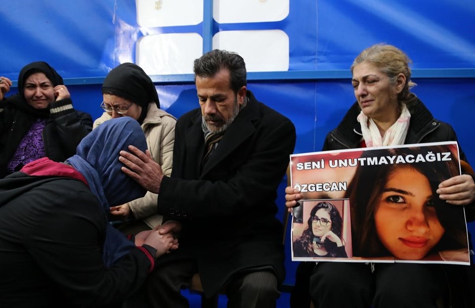 Öğrenciler polis otosundan Özgecan Aslan için slogan attı - 2