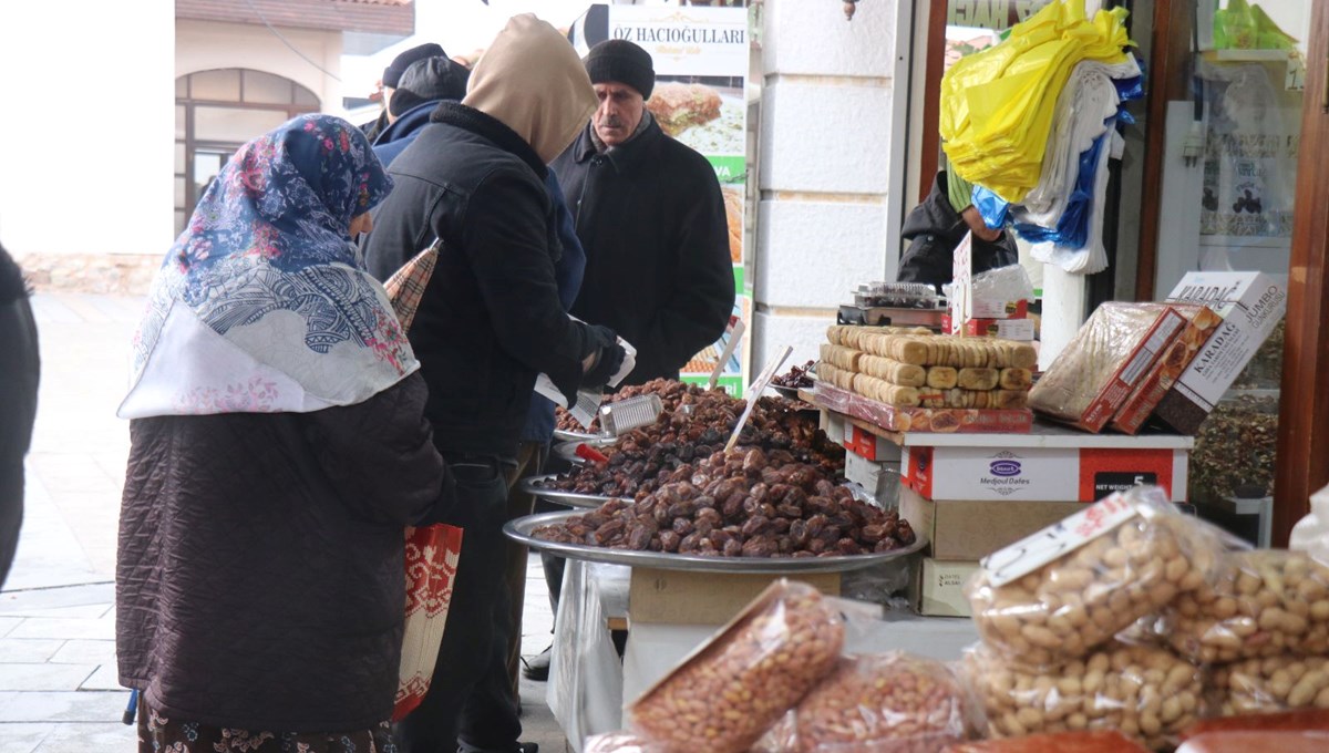 Hurma tezgahta yerini aldı: Her keseye uygun fiyatıyla alıcı buluyor