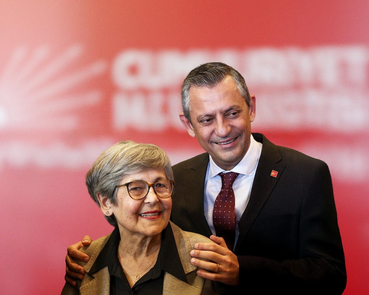 Özgür Özel paylaşımda, annesi Şükran Özel ile çekilen bir fotoğrafa da yer verdi.