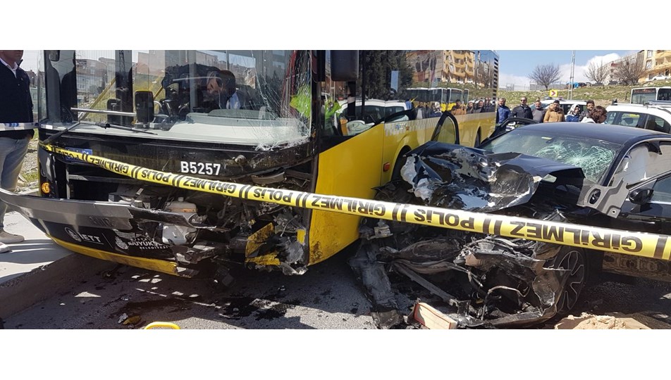 Başakşehir'de İETT otobüsü ile otomobil çarpıştı: 1 ölü, 8 yaralı