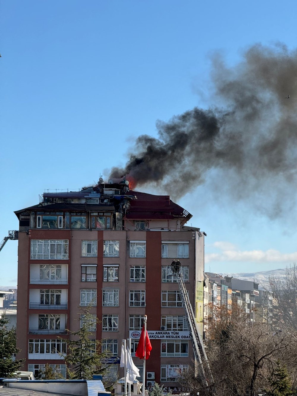 Ankara'da 7 katlı binada yangın: 4 kişi dumandan etkilendi - Son Dakika  Türkiye Haberleri | NTV Haber