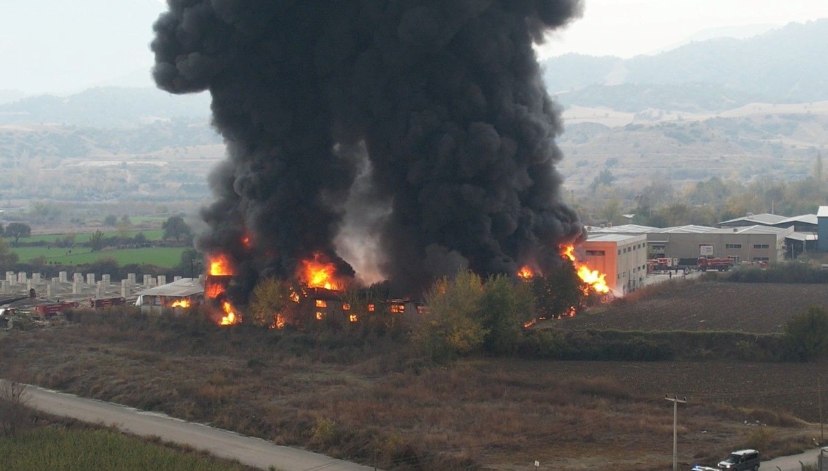 Denizli'de kimya fabrikasında yangın Denizli'de kimya fabrikasında yangın