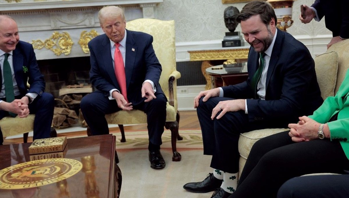Toplantıya çoraplarıyla damga vurdu! Trump'ın dikkatini dağıttı Toplantıya çoraplarıyla damga vurdu! Trump'ın dikkatini dağıttı