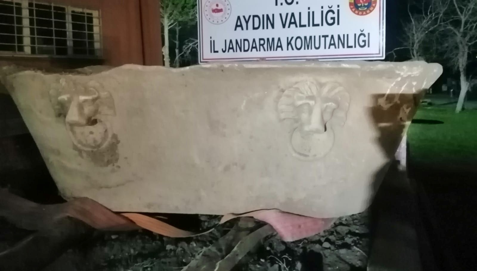 Aydın'da Roma dönemine ait küvet ele geçirildi