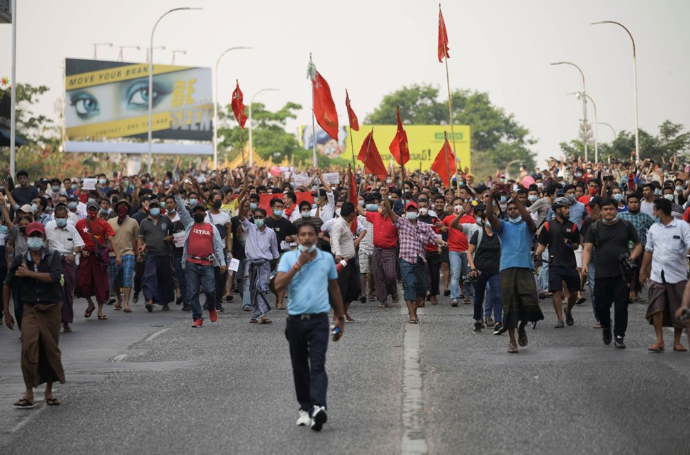 Myanmar'da on binlerce kişi cuntaya meydan okudu - 5