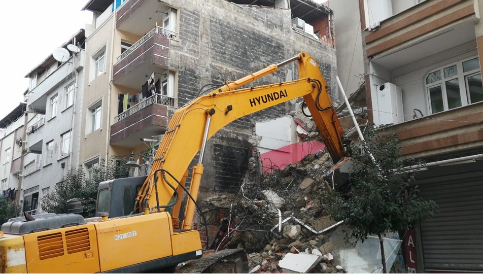 Zeytinburnu'nda 35 yıllık 5 katlı bina kontrollü olarak yıkıldı