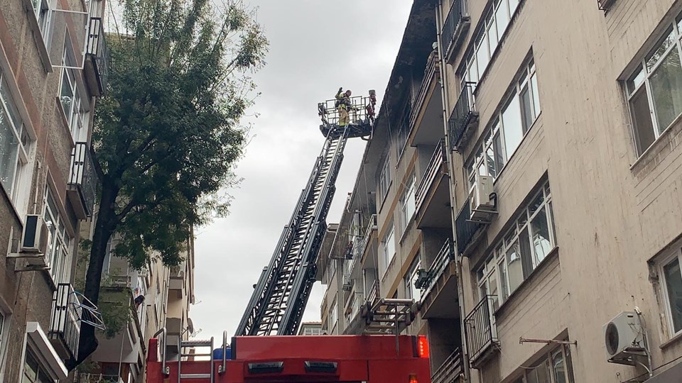 Kadıköy'de 5 katlı binada yangın paniği - 1