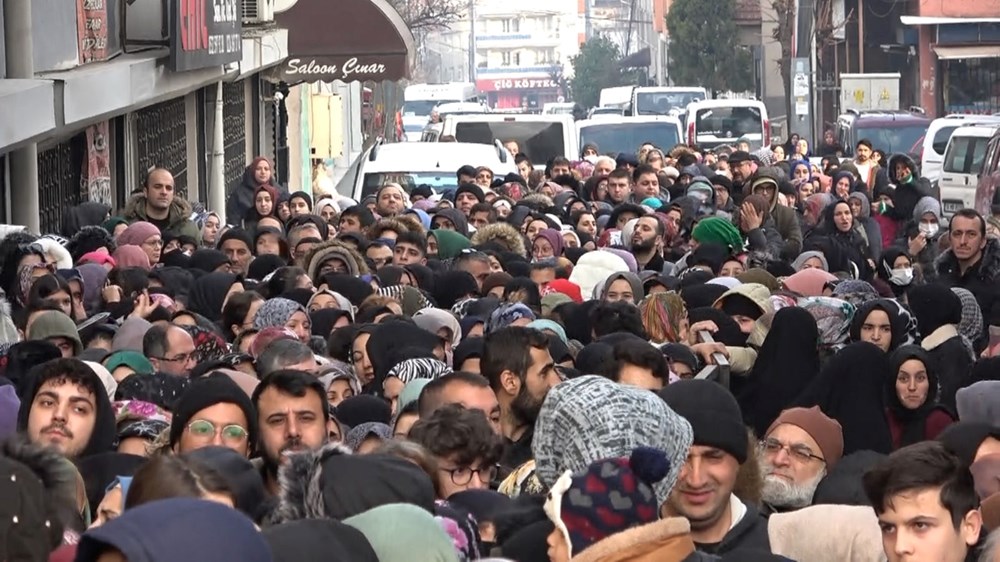 Bursa'da ucuz tencere izdihamı: Birbirlerini ezip, çocuklarını kaybettiler - 7