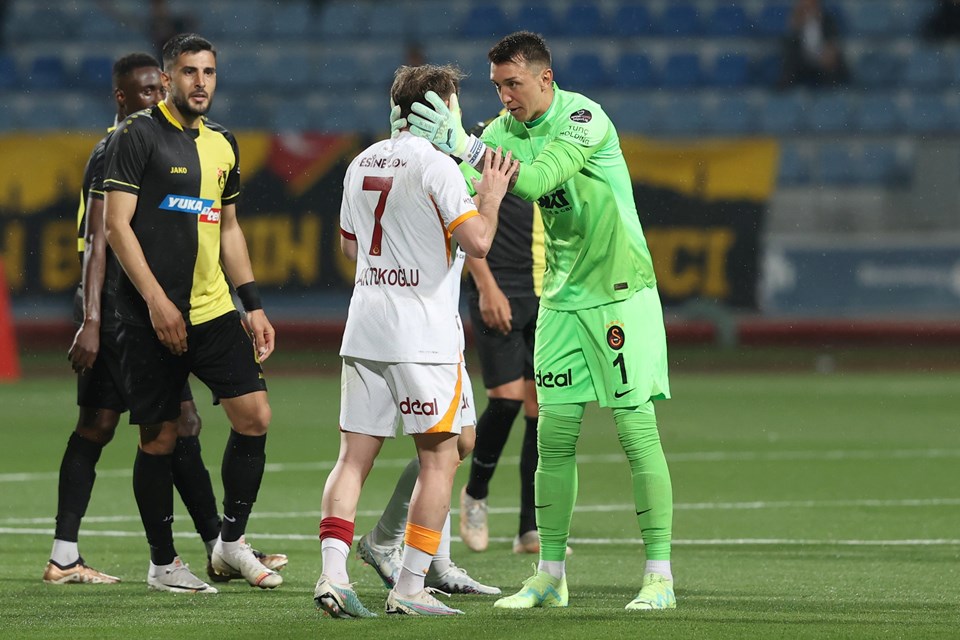 Galatasaray'da 20 futbolcuyu ilk şampiyonluk heyecanı sardı - 1
