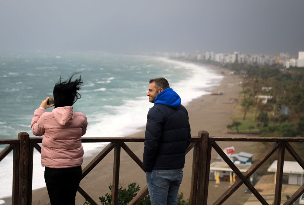 Antalya'yı fırtına vurdu: Dev dalgalar oluştu, ağaçlar devrildi - 3