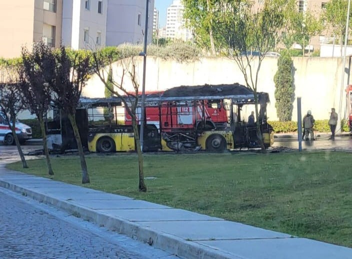 Yanan otobüs kullanılamaz hale geldi.
