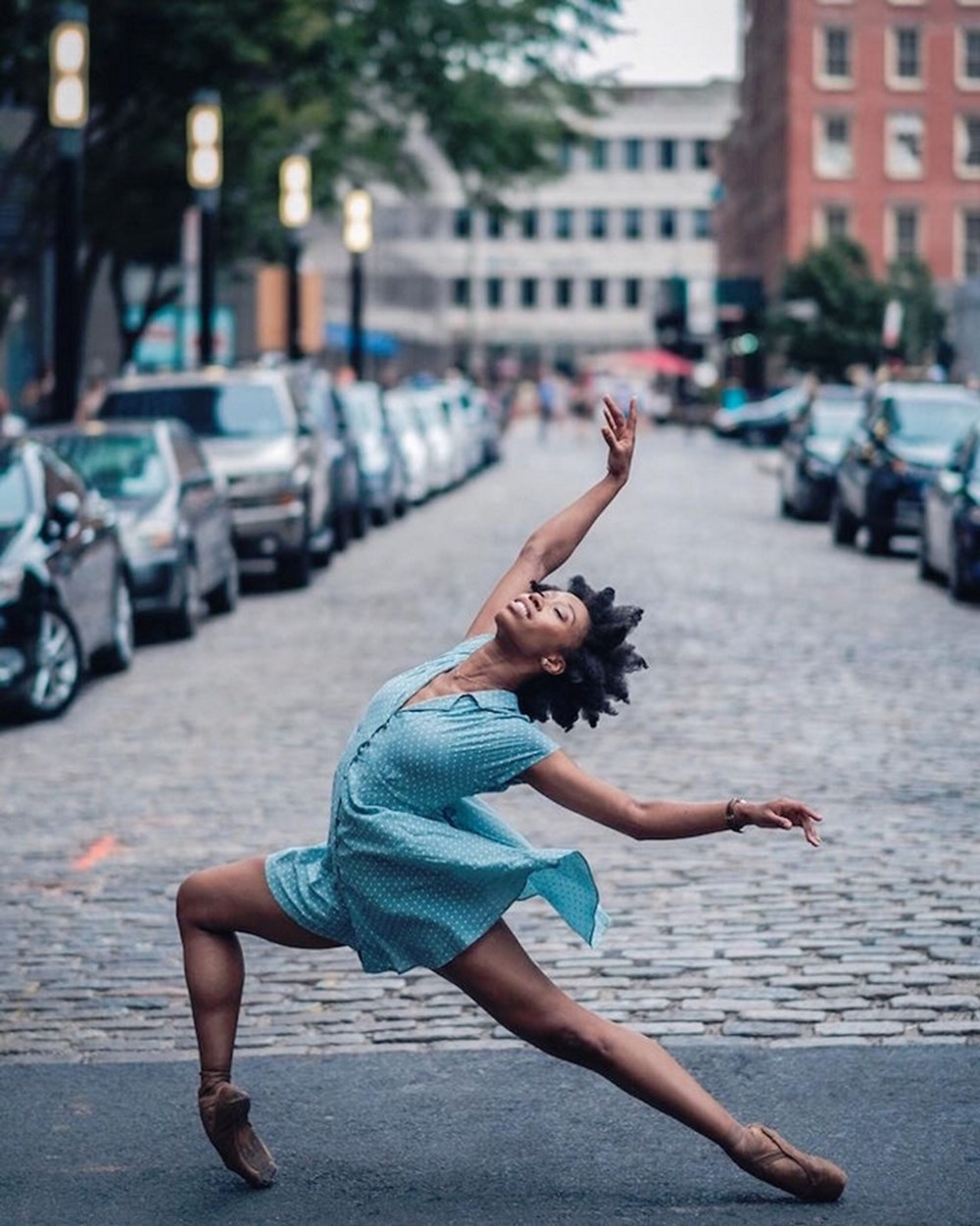 Молодая женщина танцует. Фотограф Омар Роблес балет. Танцоры балета на улицах Нью-Йорка фотограф Omar z Robles. Танцы на улице. Балерина в городе.