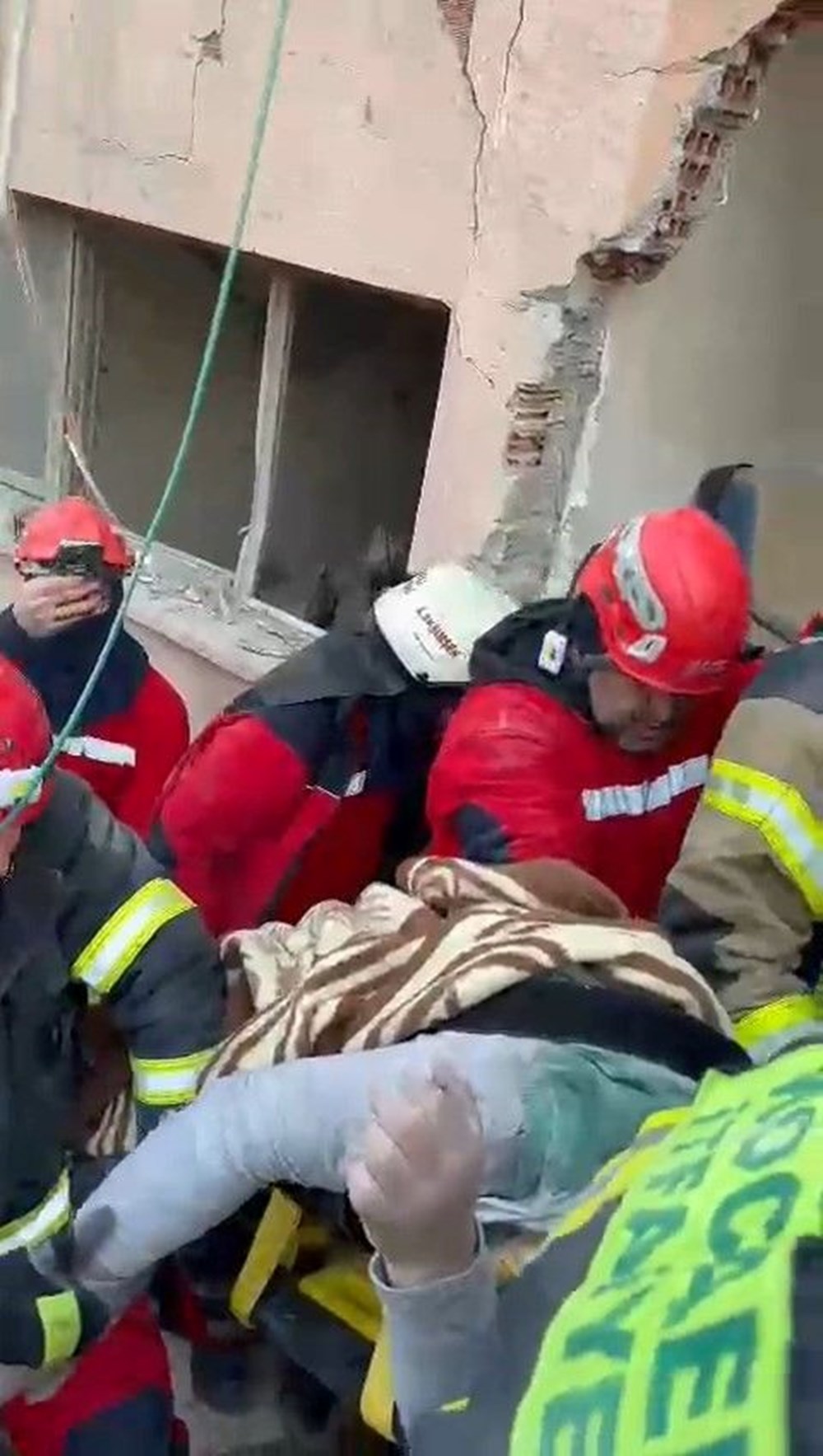 Enkaz altındakiler için zamana karşı yarış - 6