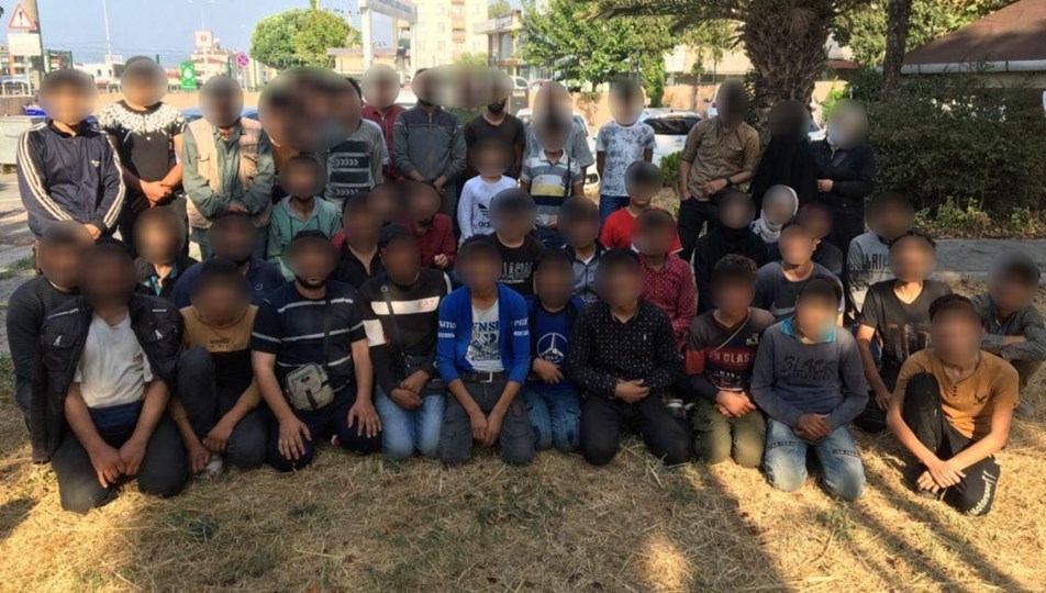 Polisin durdurduğu araçta 50 kaçak göçmen yakalandı