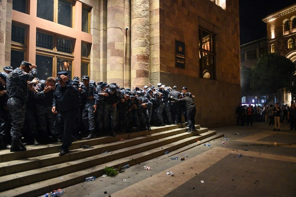 Erivan'da protestolar artıyor: Hükümet binasına girmek istediler - 3