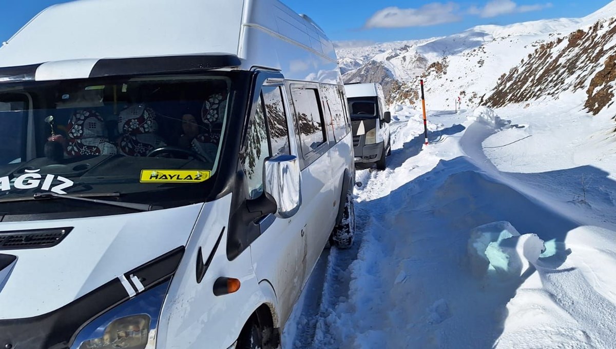 Hakkari’de araçları kara saplanan 30 kişi mahsur kaldı