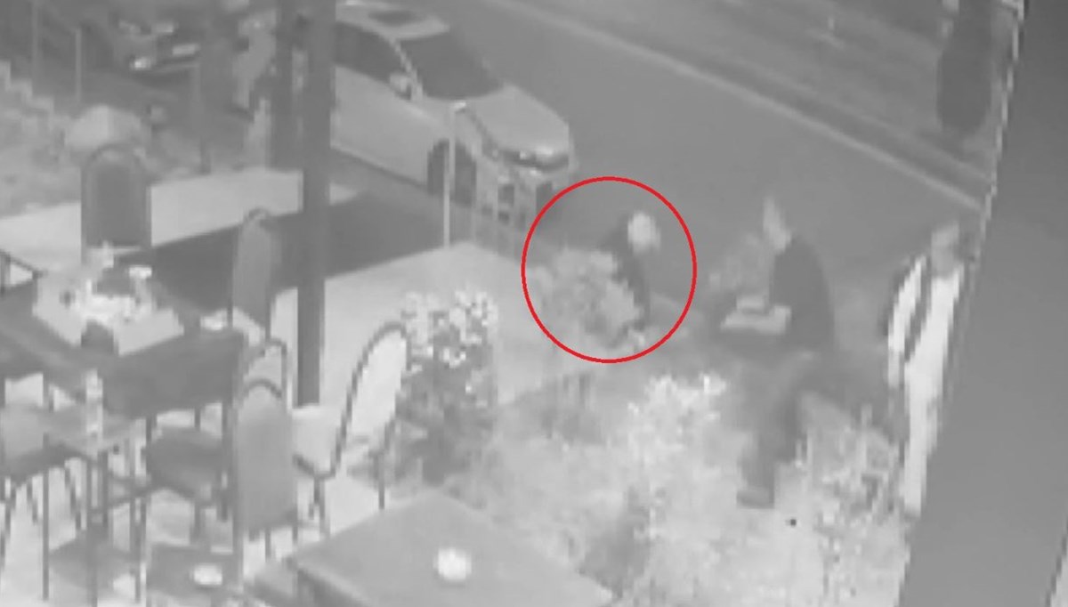 Yoldan geçerken silahlı çatışmanın ortasında kaldı, göğsünden vuruldu Yoldan geçerken silahlı çatışmanın ortasında kaldı, göğsünden vuruldu
