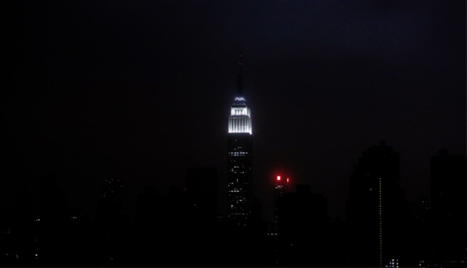 New York semalarında bir tek Empire State Binası'nın ışıkları görülüyor.