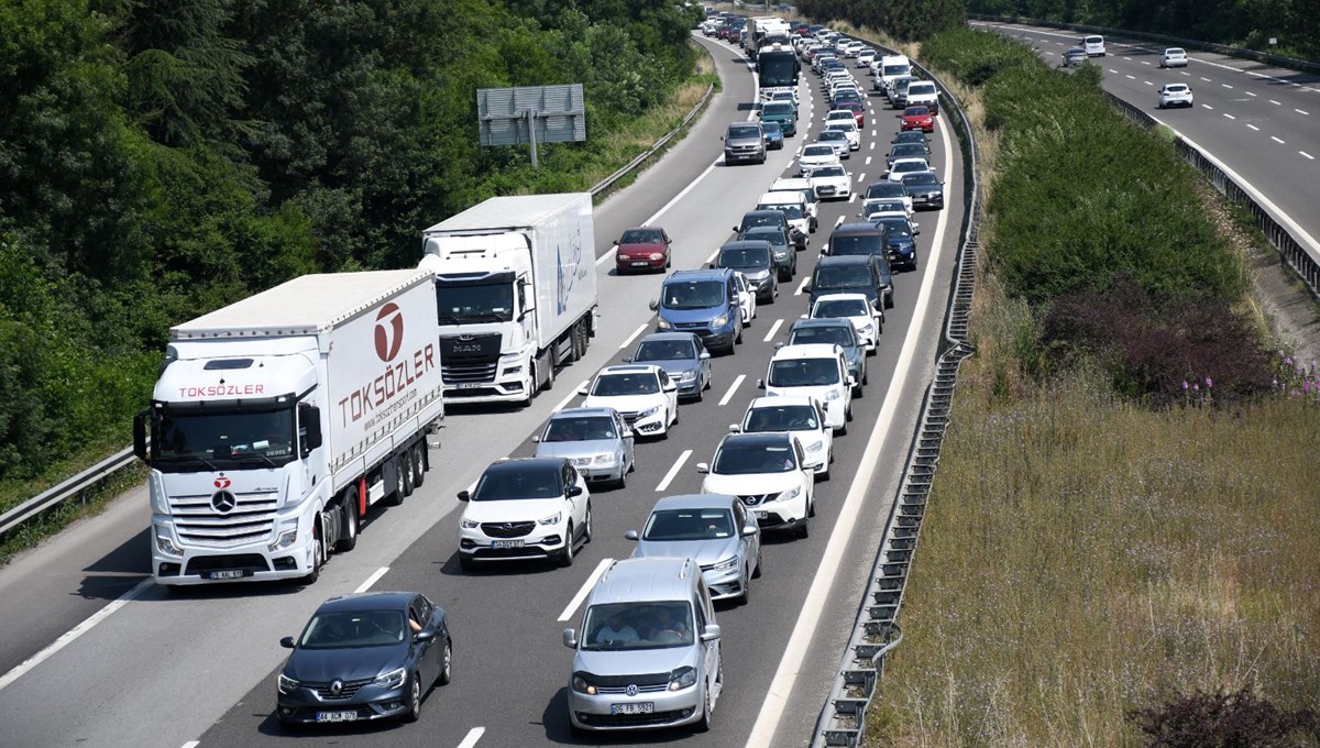Bayram tatilinden dönen sürücüler, Bolu ve Düzce'de akıcı yoğunluk oluşturuyor