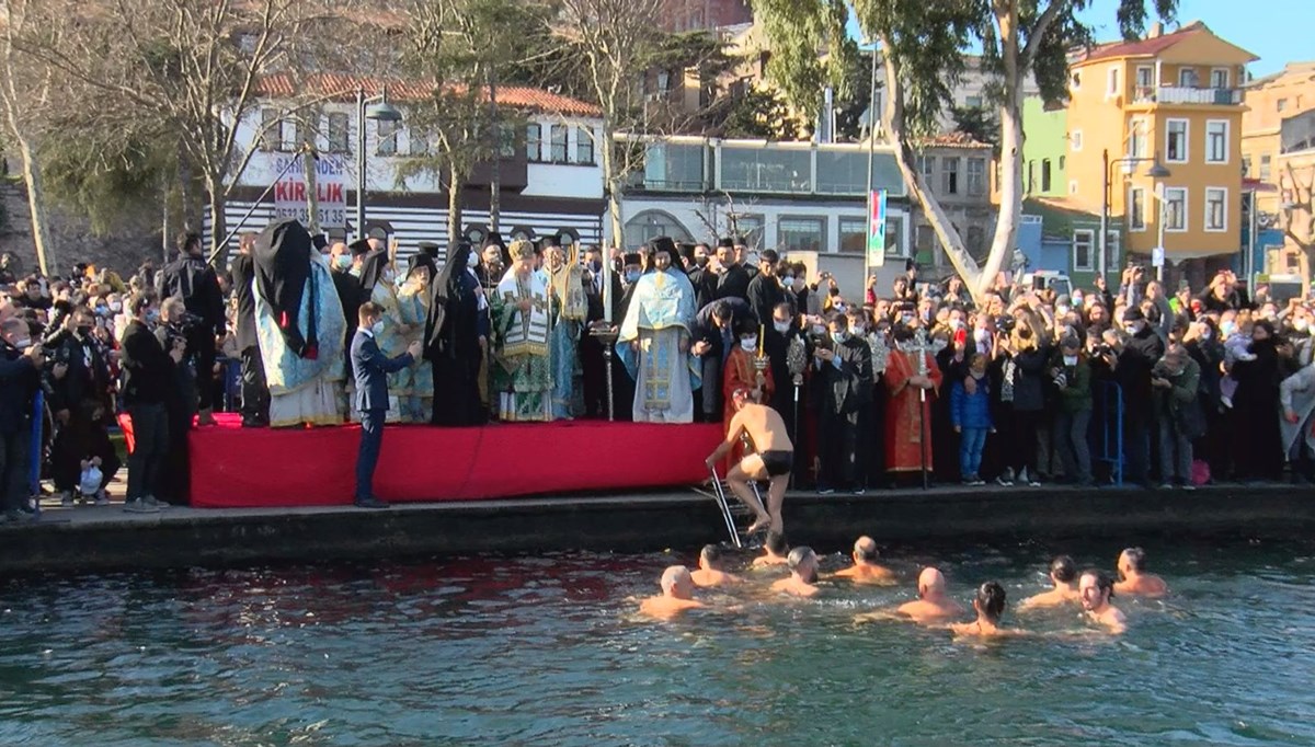 Haliç'te haç çıkarma töreni düzenlendi