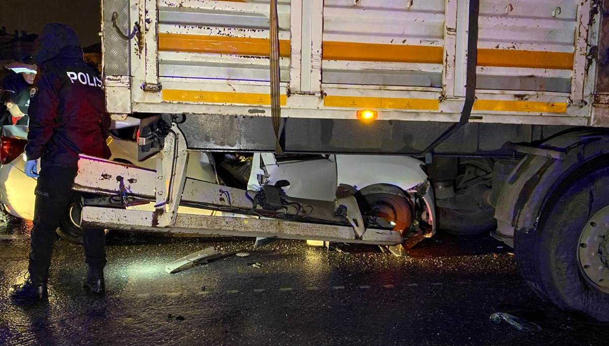 Büyükçekmece’de kontrolden çıkan otomobil TIR'ın altına girdi: 1 ölü, 2 yaralı