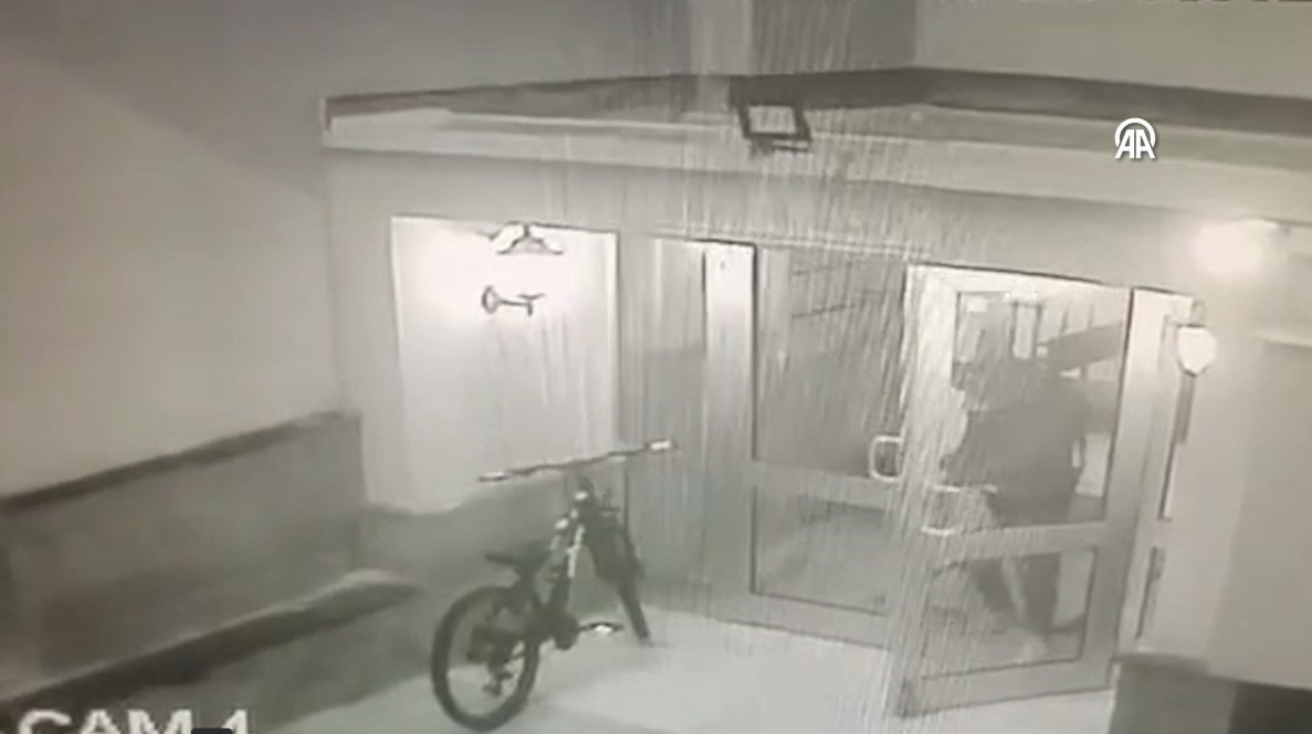 Şüphelilerin mağdurun ikametine gelirken maske ve şapka kullanması, binaya girip paraları alıp çıkması güvenlik kamerasınca kaydedildi.