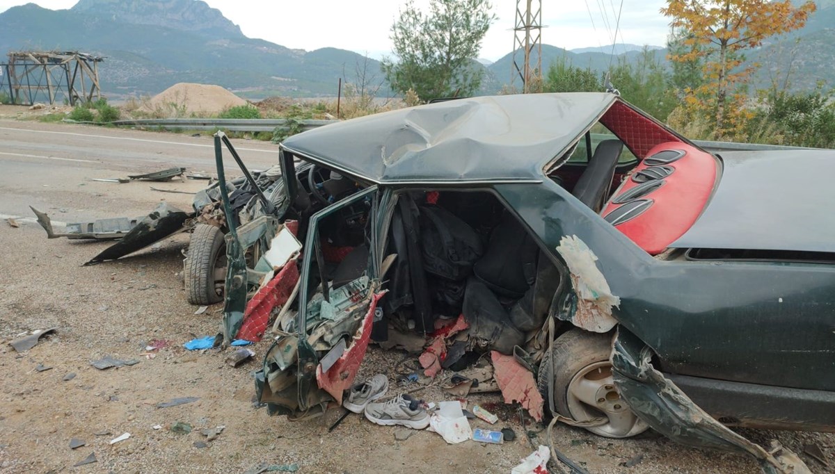 Adana'da otomobiller çarpıştı: 1'i ağır, 4 yaralı Adana'da otomobiller çarpıştı: 1'i ağır, 4 yaralı
