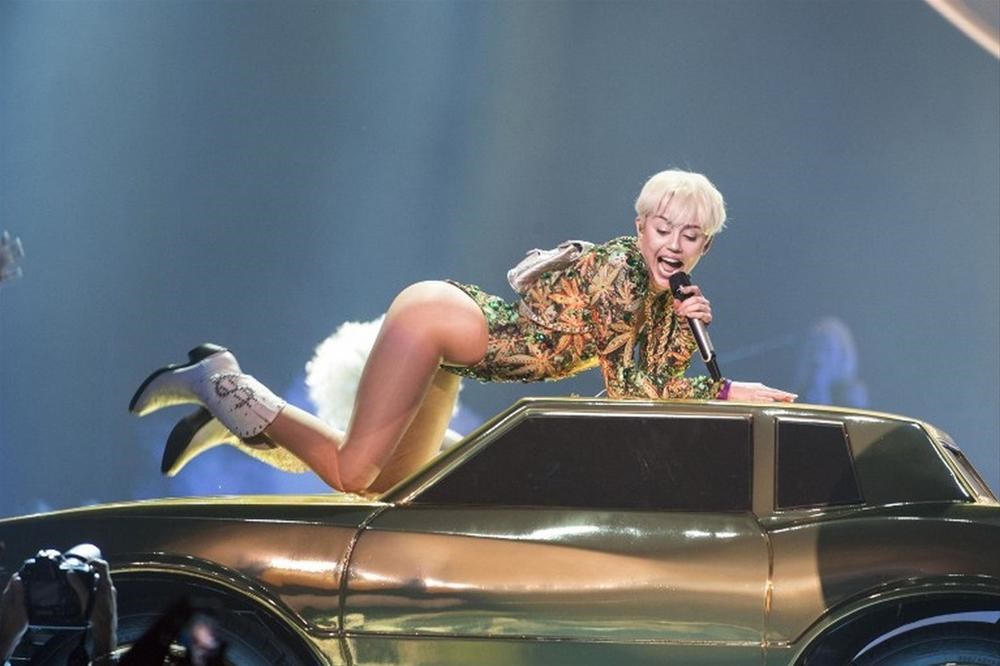 Miley Cyrus sahnede Bill Clinton'la - 1