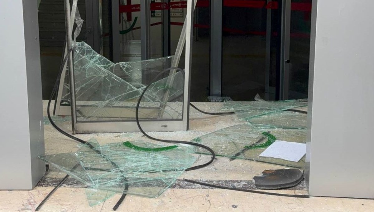 Yenidoğan skandalında kapatılan özel hastaneye saldırı: Camları indirdi, aracıyla hastane duvarına çarptı! Yenidoğan skandalında kapatılan özel hastaneye saldırı: Camları indirdi, aracıyla hastane duvarına çarptı!