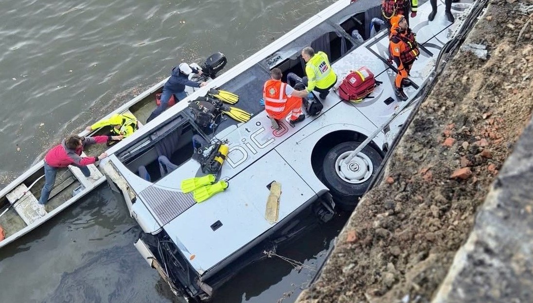 İtalya'da yolcu otobüsü nehre düştü: Sürücü hayatını kaybetti