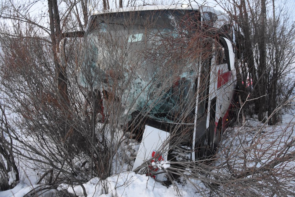 Sivas'ta yolcu otobüsü ile kamyonetin çarpıştığı kazada 2 kişi öldü, 19 kişi yaralandı - 1