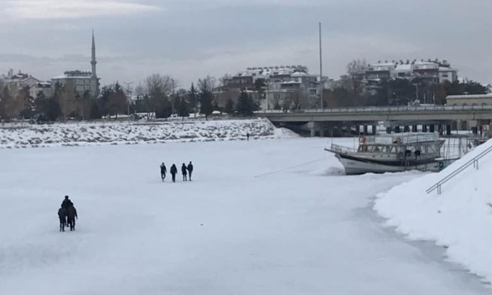 Buz tutan Beyşehir Gölü'nde tehlikeli yürüyüş - 1