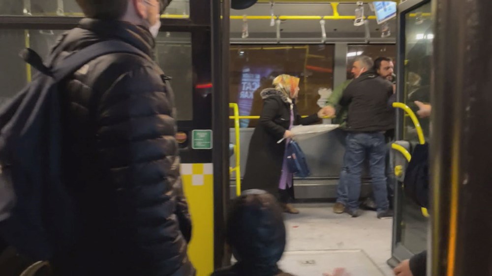 Metrobüste bıçaklı kavga: İki yolcu yaralandı - 13