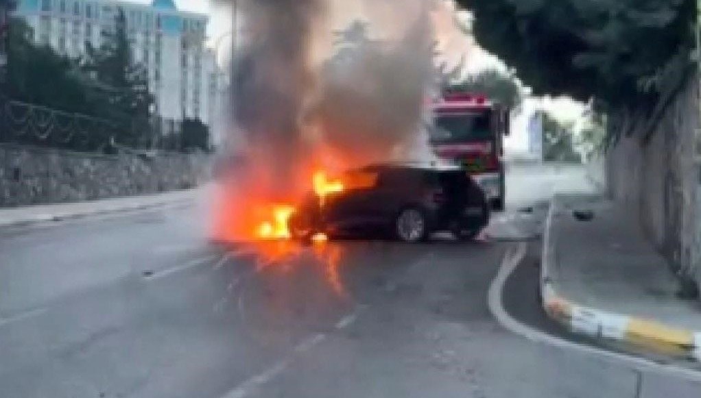Pendik'te araç yangını