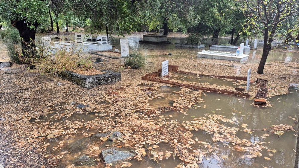 Muğla'yı sağanak ve fırtına vurdu: Yollar, evler ve mezarlıklar sular altında kaldı - 2