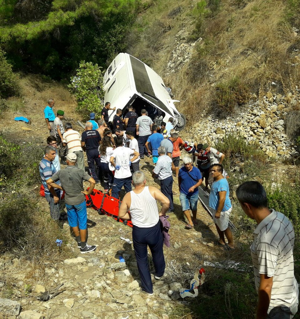 Antalya'da tur midibüsü şarampole devrildi: 5 ölü - 1