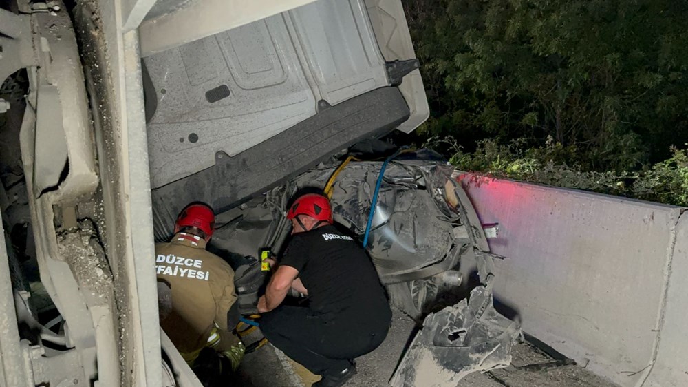 Önce otobüs ve otomobile çarptı, sonra başka bir otomobilin üzerine devrildi: TIR kazasında 1 kişi yaralandı - 5