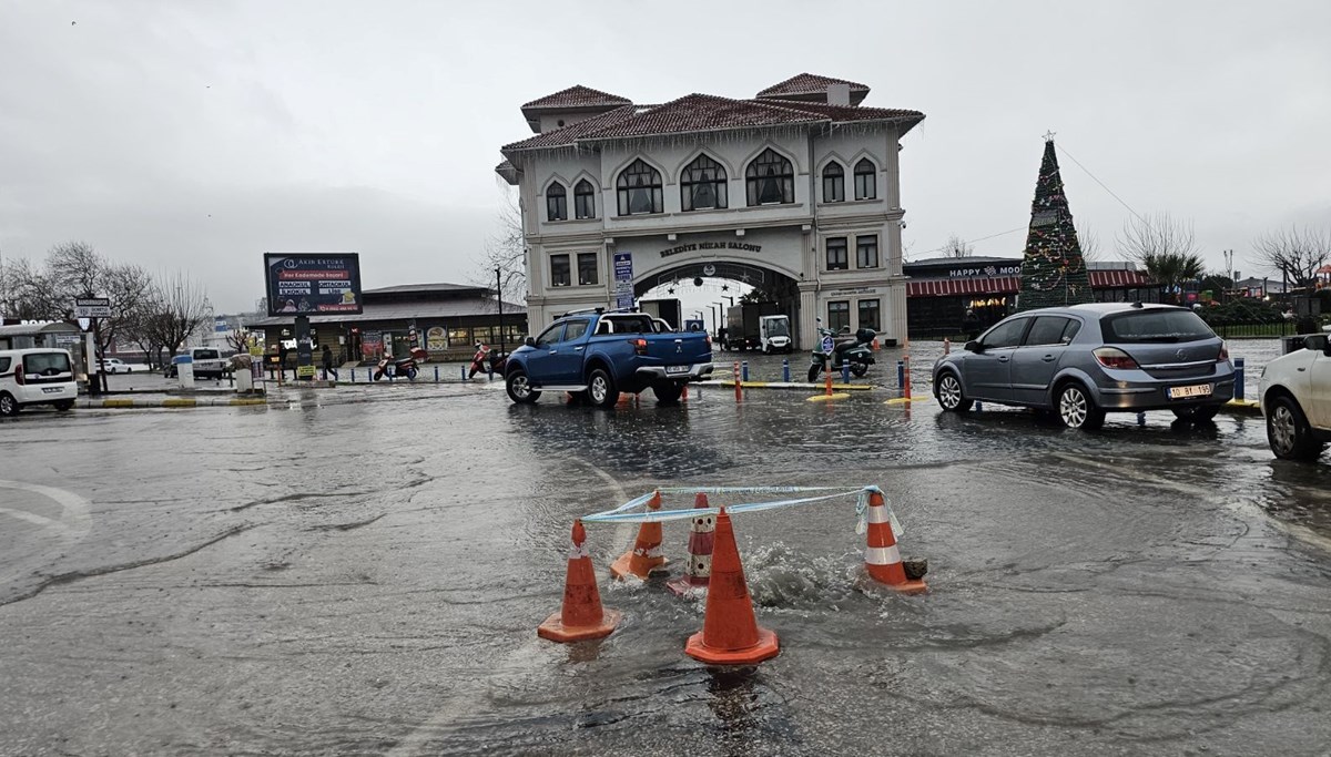 Bandırma'da kuvvetli sağanak: Yollar göle döndü