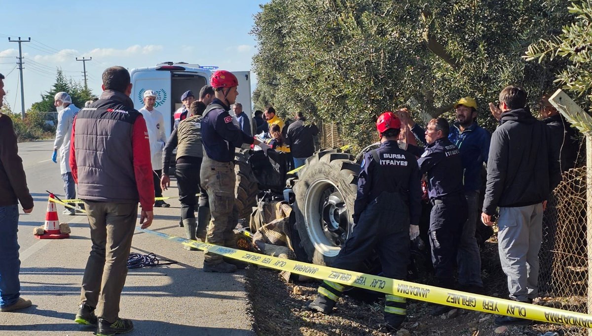 Devrilen traktörün altında kalan sürücü hayatını kaybetti Devrilen traktörün altında kalan sürücü hayatını kaybetti