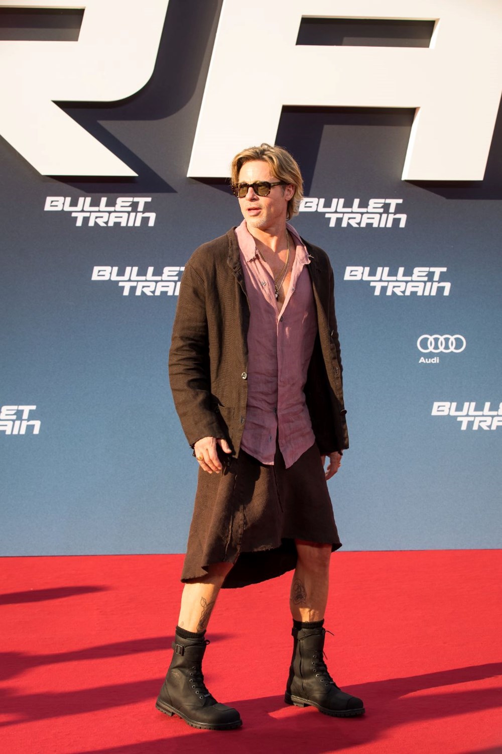Brad Pitt Suikast Treni filminin galasında etek giydi - 4