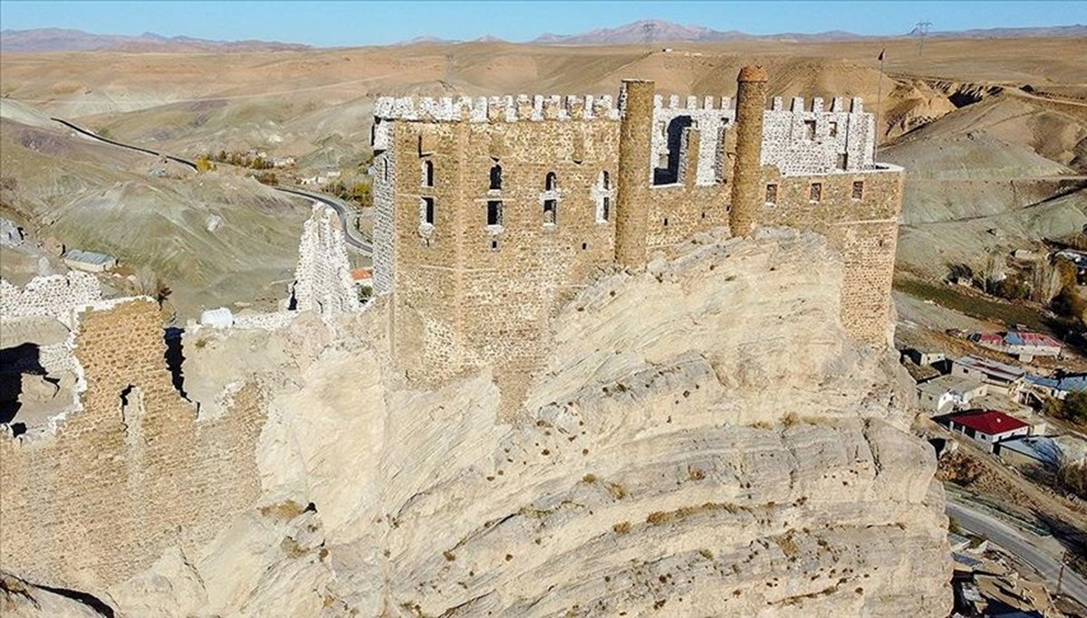 Dünyadaki şato planlı sayılı kalelerden olan Hoşap Kalesi eski ihtişamına kavuşturuluyor Dünyadaki şato planlı sayılı kalelerden olan Hoşap Kalesi eski ihtişamına kavuşturuluyor
