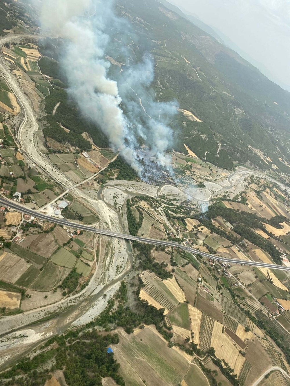Muğla, Balıkesir ve Denizli'de 4 noktada orman yangını: Havadan ve
karadan müdahale sürüyor - 2