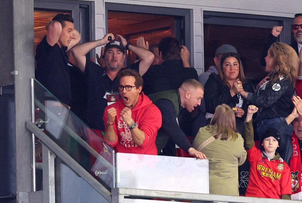 El equipo de Deadpool en el Campeonato: Wrexham, propiedad de Reynolds, hace historia - 2